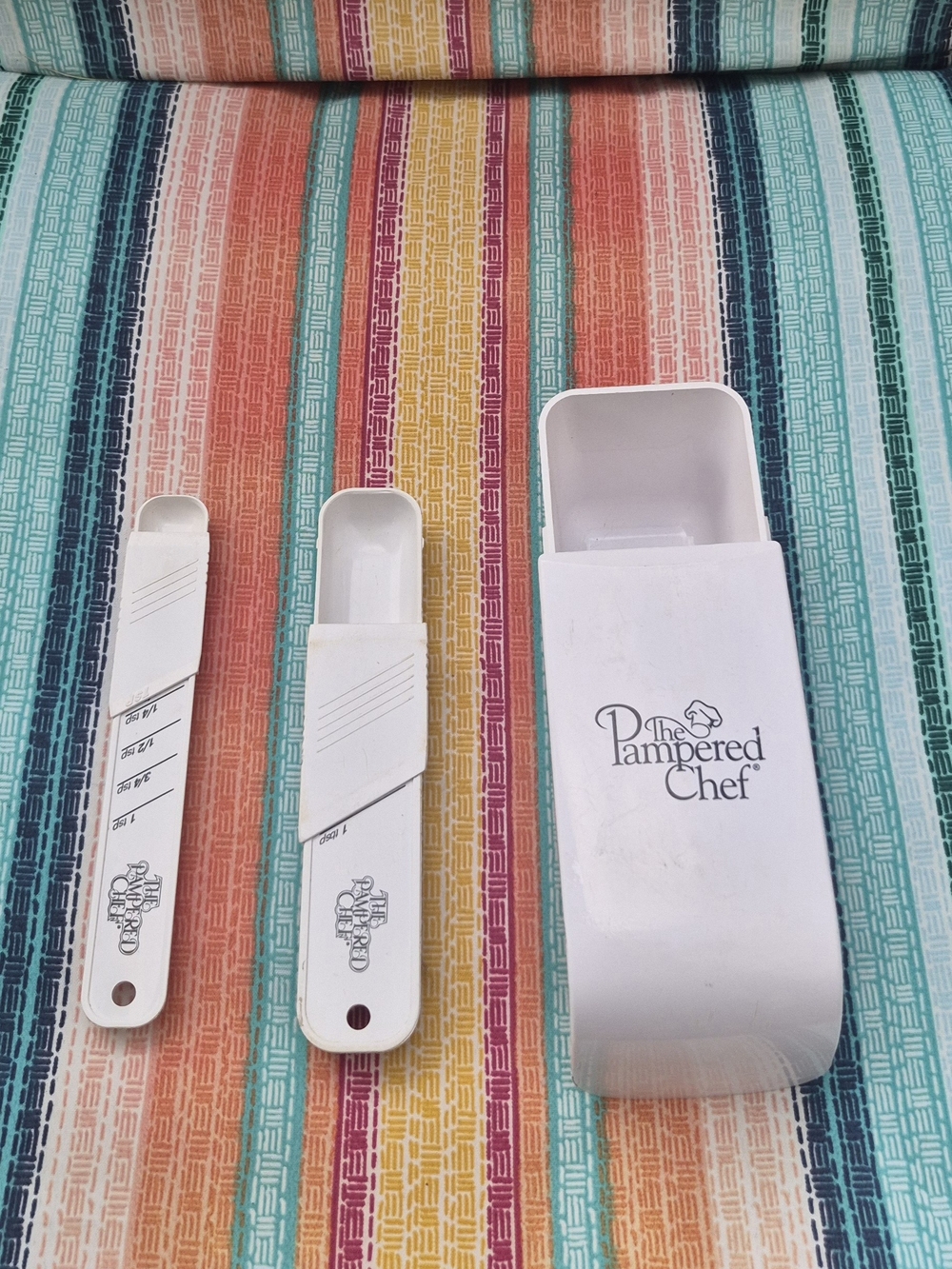 The Pampered Chef White Plastic Measuring Spoons with Case